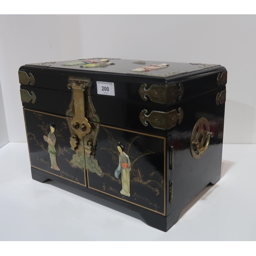 200 - A Japanese lacquered jewellery box