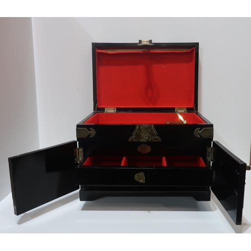 200 - A Japanese lacquered jewellery box