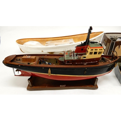 469 - A mixed lot to include scratch built model of a fishing trawler and assorted unbuilt model ship hull... 