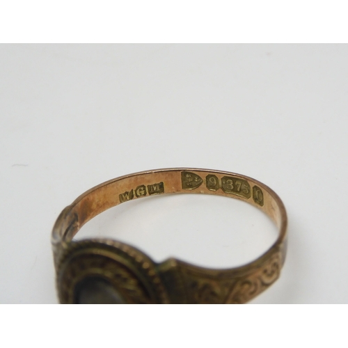 515 - A 9ct gold mourning ring with plaited hair under glazed panel, finger size R, Chester hallmarks for ... 