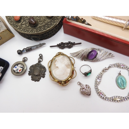 598 - A silver money clip, two Scottish agate skean Dhu brooches, a Lady Sheaffer ink pen and other items ... 