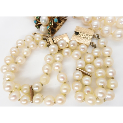 2746 - A PEARL NECKLACE AND BRACELETwith a 14k gold pearl and turquoise clasp with special safety feature t... 