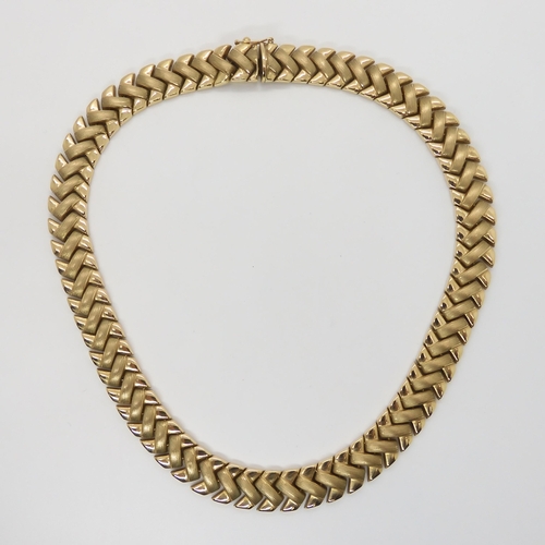 2761 - A 9CT ZIG ZAG PATTERN NECKLETwith textured detail to the links, length 38.5cm, weight 46.1gms... 