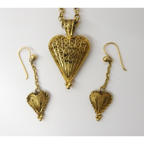 2799 - A FILIGREE HEART PENDANT & EARRINGSmade in bright yellow metal with a handmade chain, length of ... 
