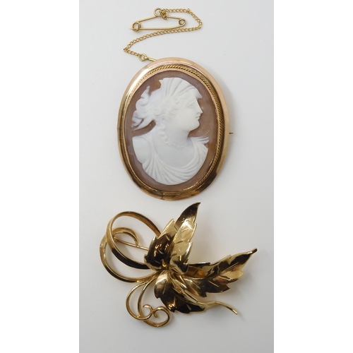 2802 - TWO 9CT GOLD BROOCHESa brooch in the shape of stylized leaves, dimensions 4.7cm x 3.5cm and a shell ... 