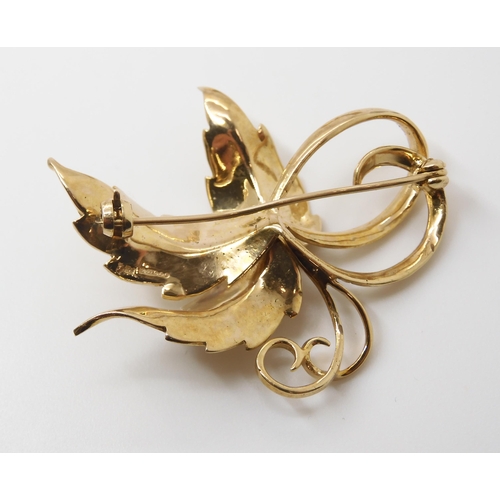 2802 - TWO 9CT GOLD BROOCHESa brooch in the shape of stylized leaves, dimensions 4.7cm x 3.5cm and a shell ... 