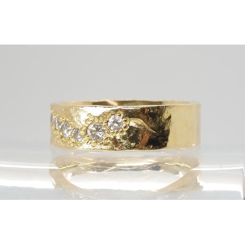 2811 - AN 18CT GOLD DIAMOND RETRO BAND RINGset with estimated approx 0.25cts of brilliant cut diamonds, set... 