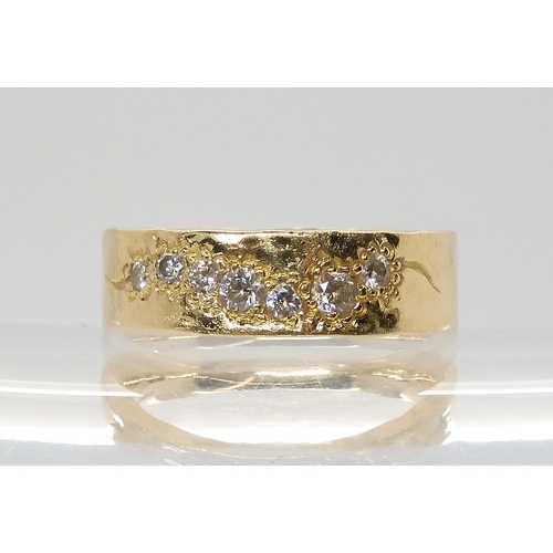2811 - AN 18CT GOLD DIAMOND RETRO BAND RINGset with estimated approx 0.25cts of brilliant cut diamonds, set... 