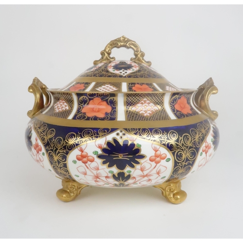 2200 - A ROYAL CROWN DERBY DINNER SERVICEcomprising a soup tureen and cover, six soup coupes and saucers, d... 