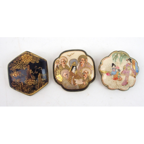 2374 - A SATSUMA LADIES BUTTON BELT painted with dragons, figures, insects and birds, on stamped silver mou... 