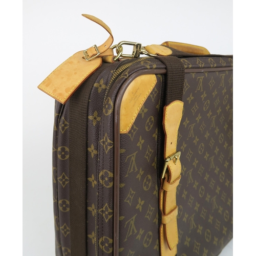 2565 - A LOUIS VUITTON SATELLITE 53 SUITCASEIn signature monogram canvas with tan leather strapping and gol... 