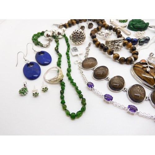 911 - A collection of silver and costume jewellery, to include items set with Welo opal, Russian diopside,... 