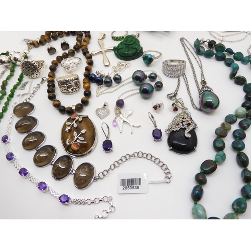 911 - A collection of silver and costume jewellery, to include items set with Welo opal, Russian diopside,... 