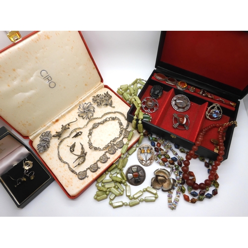 935 - A collection of vintage silver and costume jewellery to include brooches by Robert Allison, John Har... 