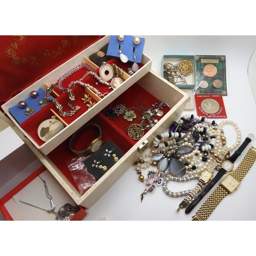 940 - A collection of silver and costume jewellery to include a silver gate bracelet, silver 'rings' brace... 