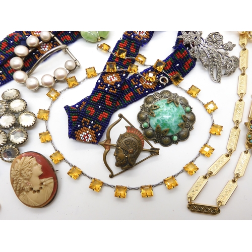 962 - Vintage costume jewellery to include Czech glass examples, lucky heather brooch and a shamrock desig... 