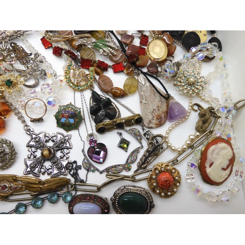 965 - A large collection of vintage costume jewellery, to include deco necklaces, Egyptian revival bracele... 