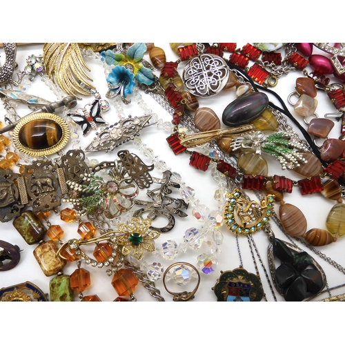 965 - A large collection of vintage costume jewellery, to include deco necklaces, Egyptian revival bracele... 