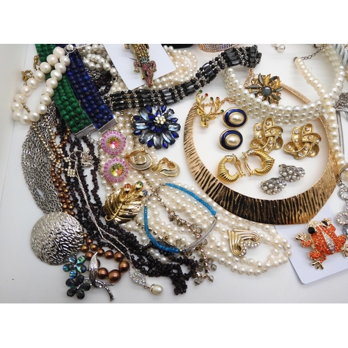 966 - A collection of vintage and costume jewellery to include a very long string of baroque cultured pear... 