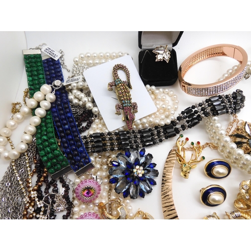 966 - A collection of vintage and costume jewellery to include a very long string of baroque cultured pear... 