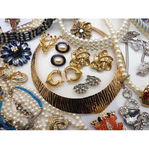 966 - A collection of vintage and costume jewellery to include a very long string of baroque cultured pear... 