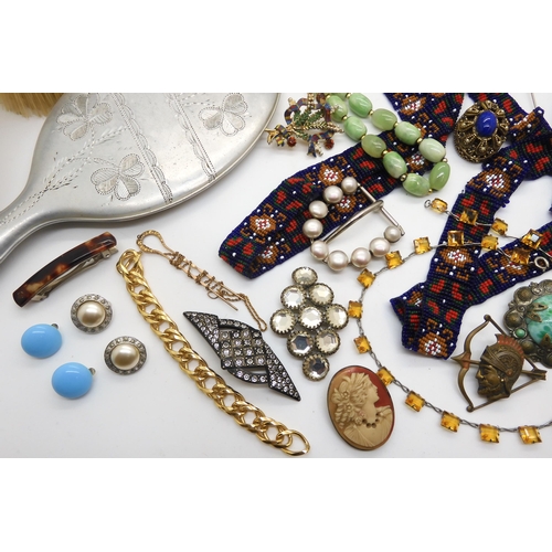 962 - Vintage costume jewellery to include Czech glass examples, lucky heather brooch and a shamrock desig... 