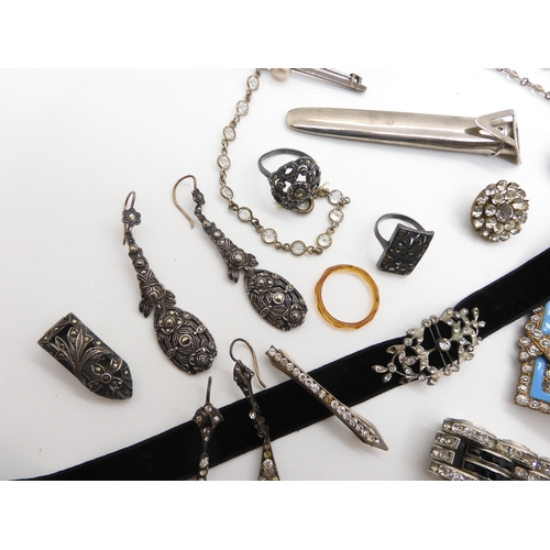 964 - A collection of Art Deco and other vintage jewellery to include a bracelet in the style of Jacob Ben... 