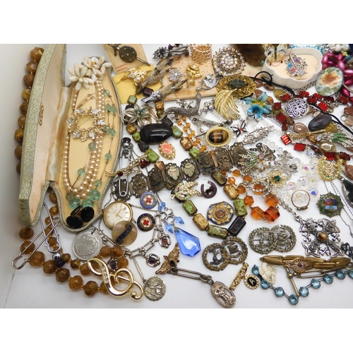 965 - A large collection of vintage costume jewellery, to include deco necklaces, Egyptian revival bracele... 