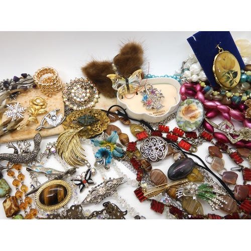 965 - A large collection of vintage costume jewellery, to include deco necklaces, Egyptian revival bracele... 