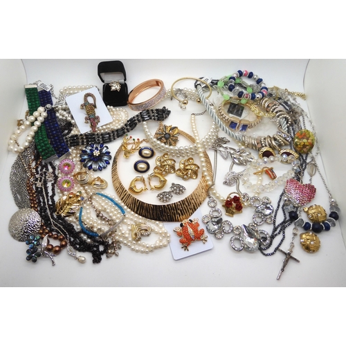 966 - A collection of vintage and costume jewellery to include a very long string of baroque cultured pear... 