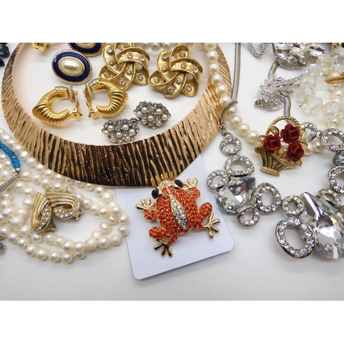 966 - A collection of vintage and costume jewellery to include a very long string of baroque cultured pear... 