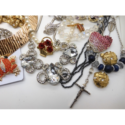 966 - A collection of vintage and costume jewellery to include a very long string of baroque cultured pear... 