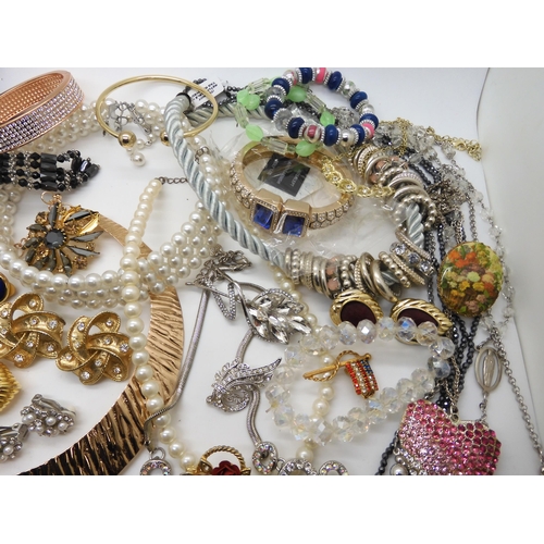 966 - A collection of vintage and costume jewellery to include a very long string of baroque cultured pear... 