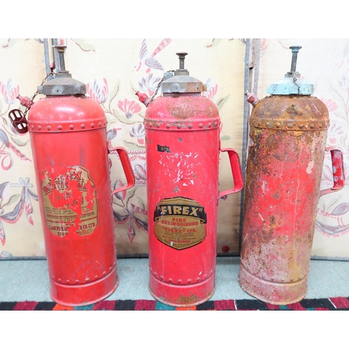 116 - A lot of three assorted vintage fire extinguishers (3)