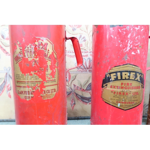 116 - A lot of three assorted vintage fire extinguishers (3)