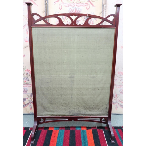 137 - An early 20th century Art Nouveau mahogany framed fire screen with embroidered silk panel, 109cm hig... 