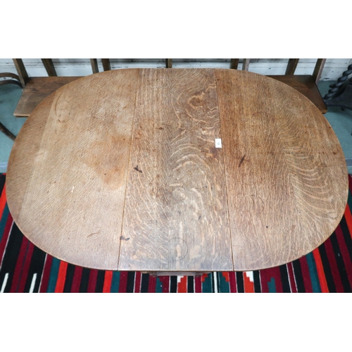 51 - An early 20th century oak drop leaf table on turned stretchered supports, 76cm high x 121cm long x 8... 