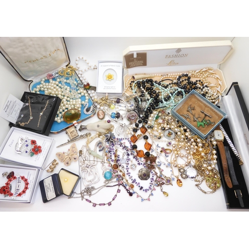 872 - A collection of vintage costume jewellery to include gem set necklaces, swallow brooches, an Arts &a... 