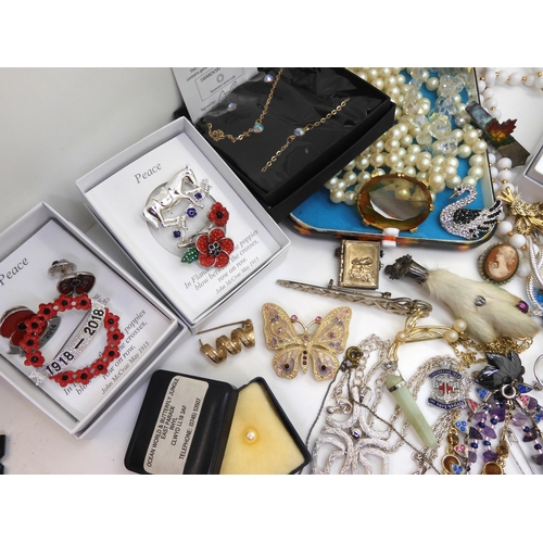 872 - A collection of vintage costume jewellery to include gem set necklaces, swallow brooches, an Arts &a... 