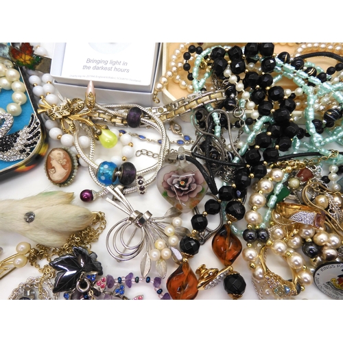 872 - A collection of vintage costume jewellery to include gem set necklaces, swallow brooches, an Arts &a... 