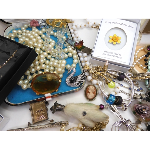 872 - A collection of vintage costume jewellery to include gem set necklaces, swallow brooches, an Arts &a... 