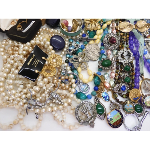 891 - A collection of vintage costume jewellery to include, items by Miracle, farming badges, beads, brooc... 