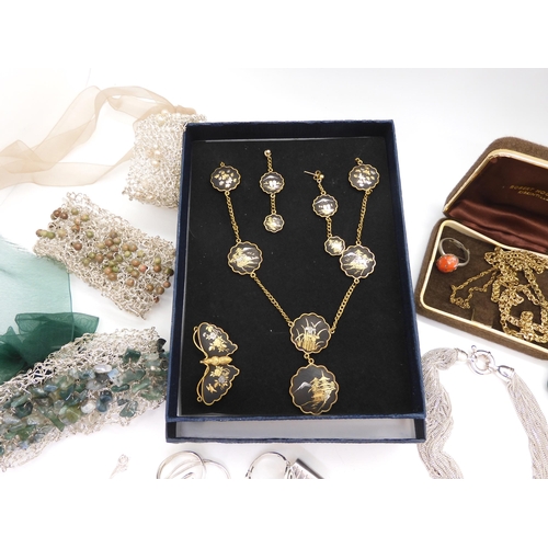 895 - A Japanese Damascene wear suite of jewels, the earrings have 9ct stud fittings, a butterfly wing sil... 