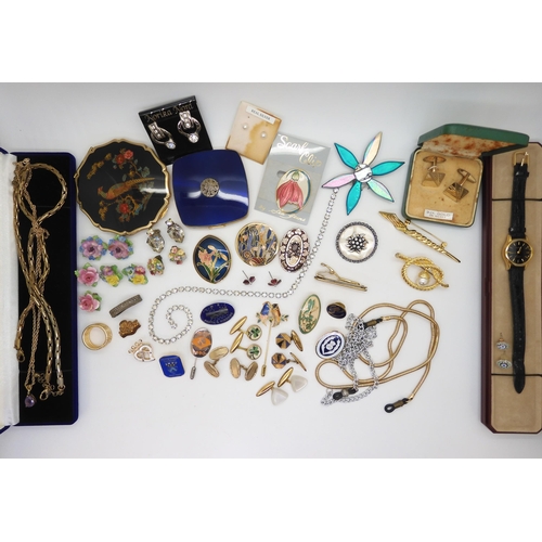 896 - Two powder compacts, vintage shamrock cufflinks and a collection of vintage costume jewellery