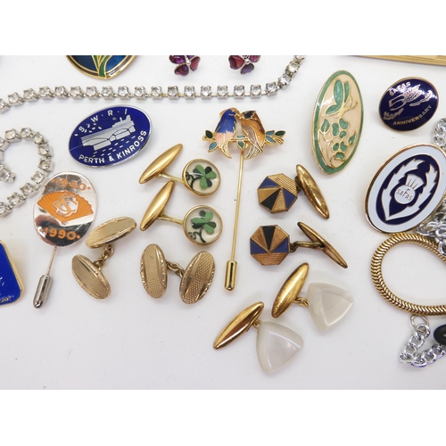 896 - Two powder compacts, vintage shamrock cufflinks and a collection of vintage costume jewellery