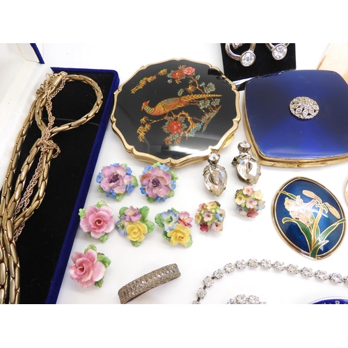 896 - Two powder compacts, vintage shamrock cufflinks and a collection of vintage costume jewellery