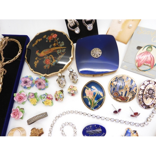 896 - Two powder compacts, vintage shamrock cufflinks and a collection of vintage costume jewellery