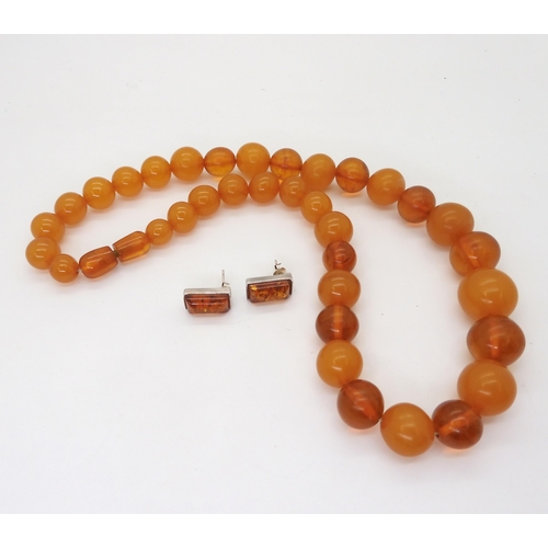 909 - A string of butterscotch and honey amber coloured beads, largest bead approx 17mm, weight 46.4gms, t... 