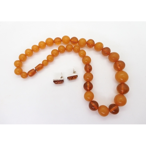 909 - A string of butterscotch and honey amber coloured beads, largest bead approx 17mm, weight 46.4gms, t... 