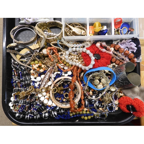 912 - A large collection of vintage costume jewellery to include a frog and budgie brooch, beads and other... 